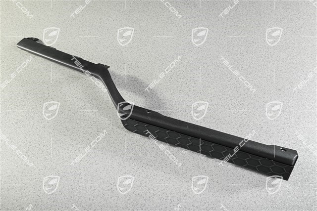 Abdeckung hinten unten schwarz-matt, Fahrzeug mit Anhängevorrichtung, R