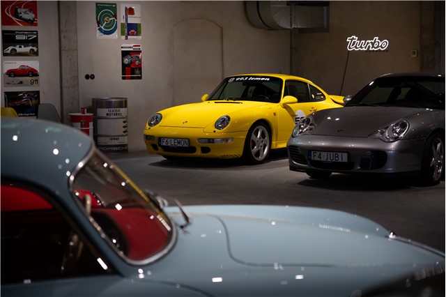 Podświetlany napis Porsche Turbo, LED, barwa światła: 4000 kelwinów, wymiary 98,9 x 25 cm, limitowana seria 911 sztuk