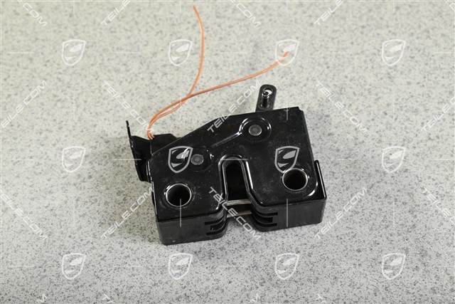 Der untere Teil des Verschlusses der Heckklappe, abgeschnittener Stecker