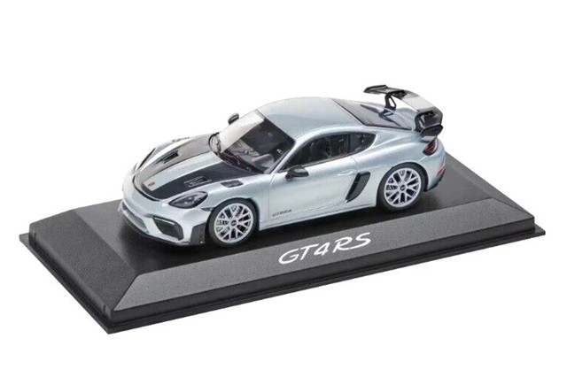 Model Porsche 718 Cayman GT4 RS (982) w kolorze jasnoniebieskim w skali 1:43 – Minichamps Model Porsche 718 Cayman GT4 RS (982) w kolorze jasnoniebieskim w skali 1:43 – Minichamps