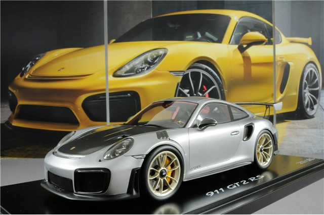 911 GT2 RS, Silber Metallic / Schwarz, Maßstab 1:18, Resine, Limited Edition