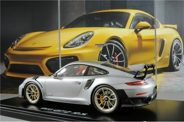 911 GT2 RS, Silber Metallic / Schwarz, Maßstab 1:18, Resine, Limited Edition
