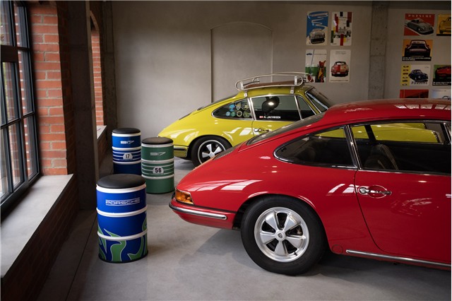 Siedzenie typu „barrel” – MARTINI RACING® w stylu psychodelicznym