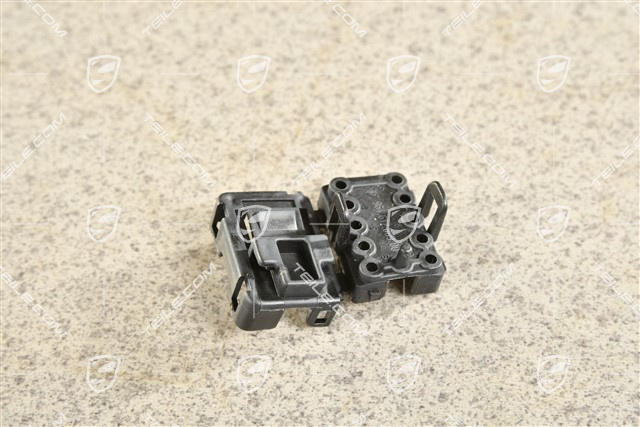 Plug / socket connector