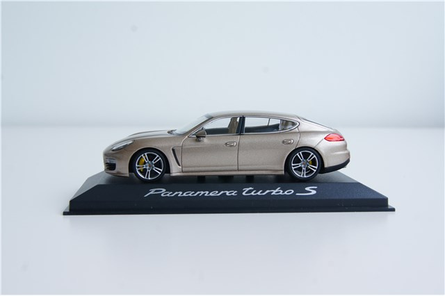 Porsche Panamera Turbo S Executive, 1:43