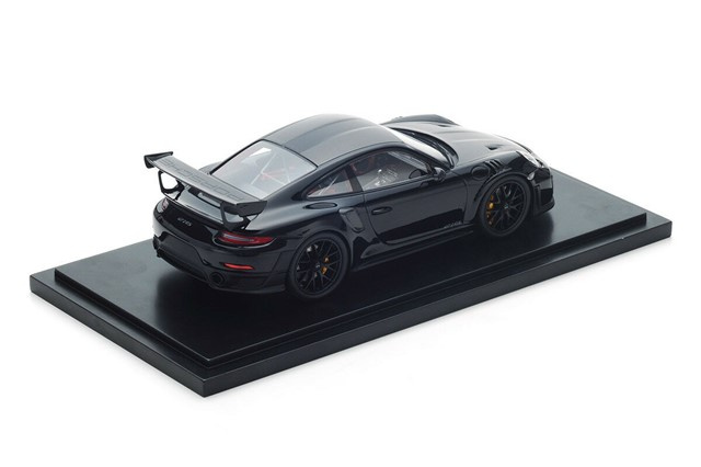 Model Porsche 911 GT2 RS (991), in Schwarz, Limited Edition, skala 1:18