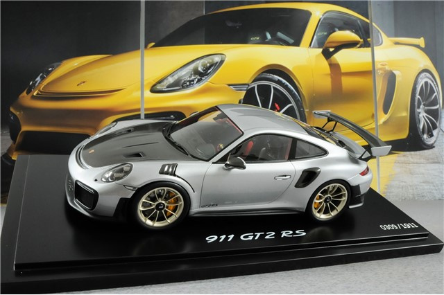 911 GT2 RS, Silber Metallic / Schwarz, Maßstab 1:18, Resine, Limited Edition