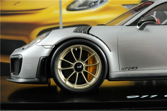 911 GT2 RS, Silber Metallic / Schwarz, Maßstab 1:18, Resine, Limited Edition