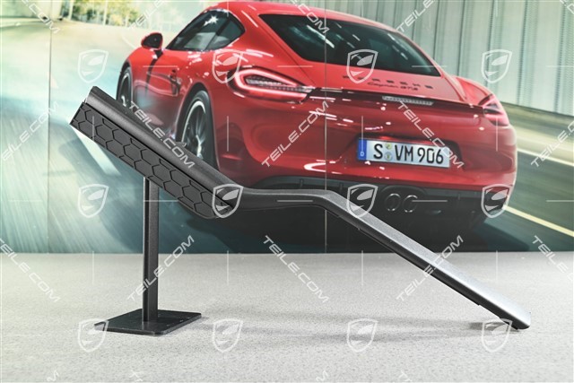 Abdeckung hinten unten schwarz-matt, Fahrzeug mit Anhängevorrichtung, L