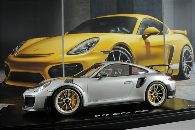 911 GT2 RS, Silber Metallic / Schwarz, Maßstab 1:18, Resine, Limited Edition