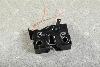Der untere Teil des Verschlusses der Heckklappe, abgeschnittener Stecker