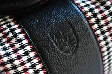 "60Y 911" Touring Bag 911 "60 Jahre 911", Pepita Muster in Schwarz/Rot, Jubiläumsplakette 50/30/28 cm