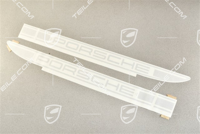 Seitlicher Dekorschriftzug „PORSCHE“, in Silber