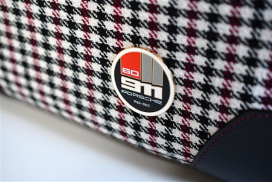 "60Y 911" Touring Bag 911 "60 Jahre 911", Pepita Muster in Schwarz/Rot, Jubiläumsplakette 50/30/28 cm